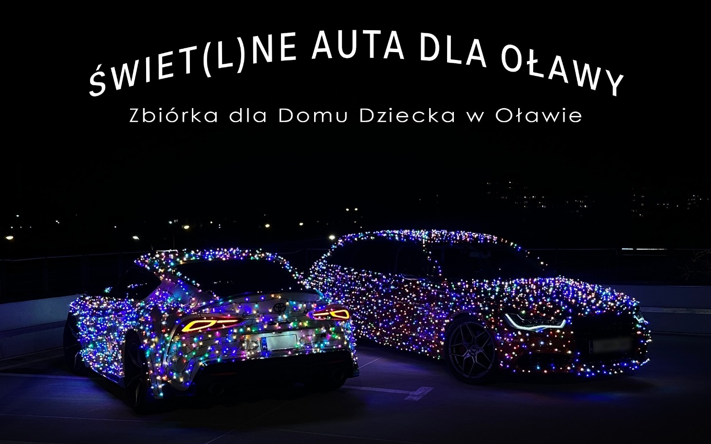 
        Samochody ozdobione światełkami na zbiórkę charytatywną.
    