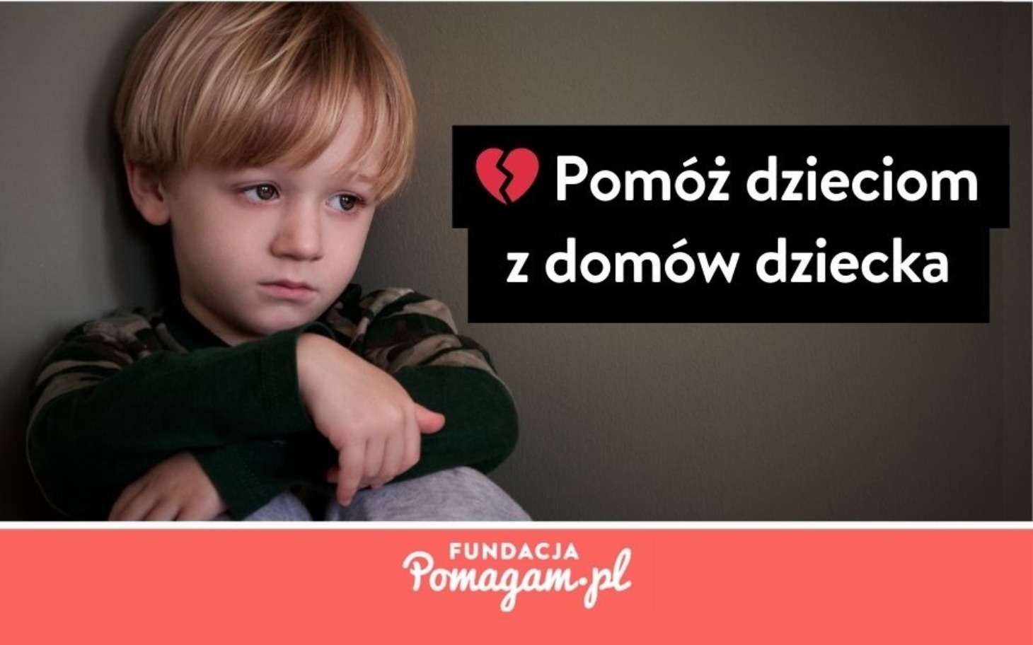 
        Chłopiec smutny, siedzący na podłodze, apel o pomoc dla dzieci.
    