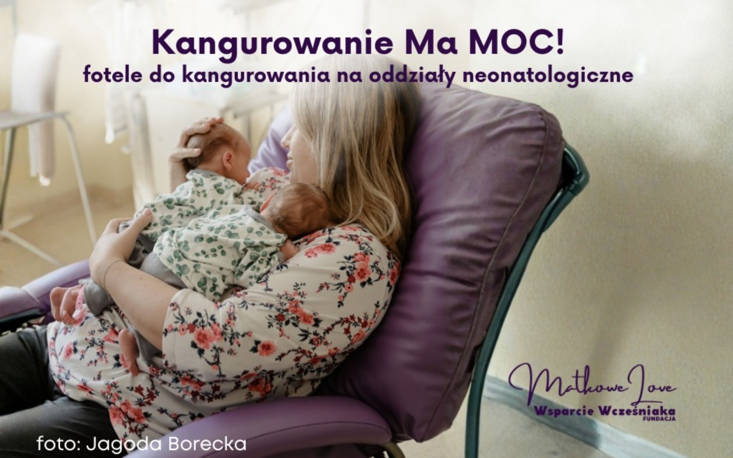 
        Matka trzymająca noworodki w fotelu do kangurzenia.
    