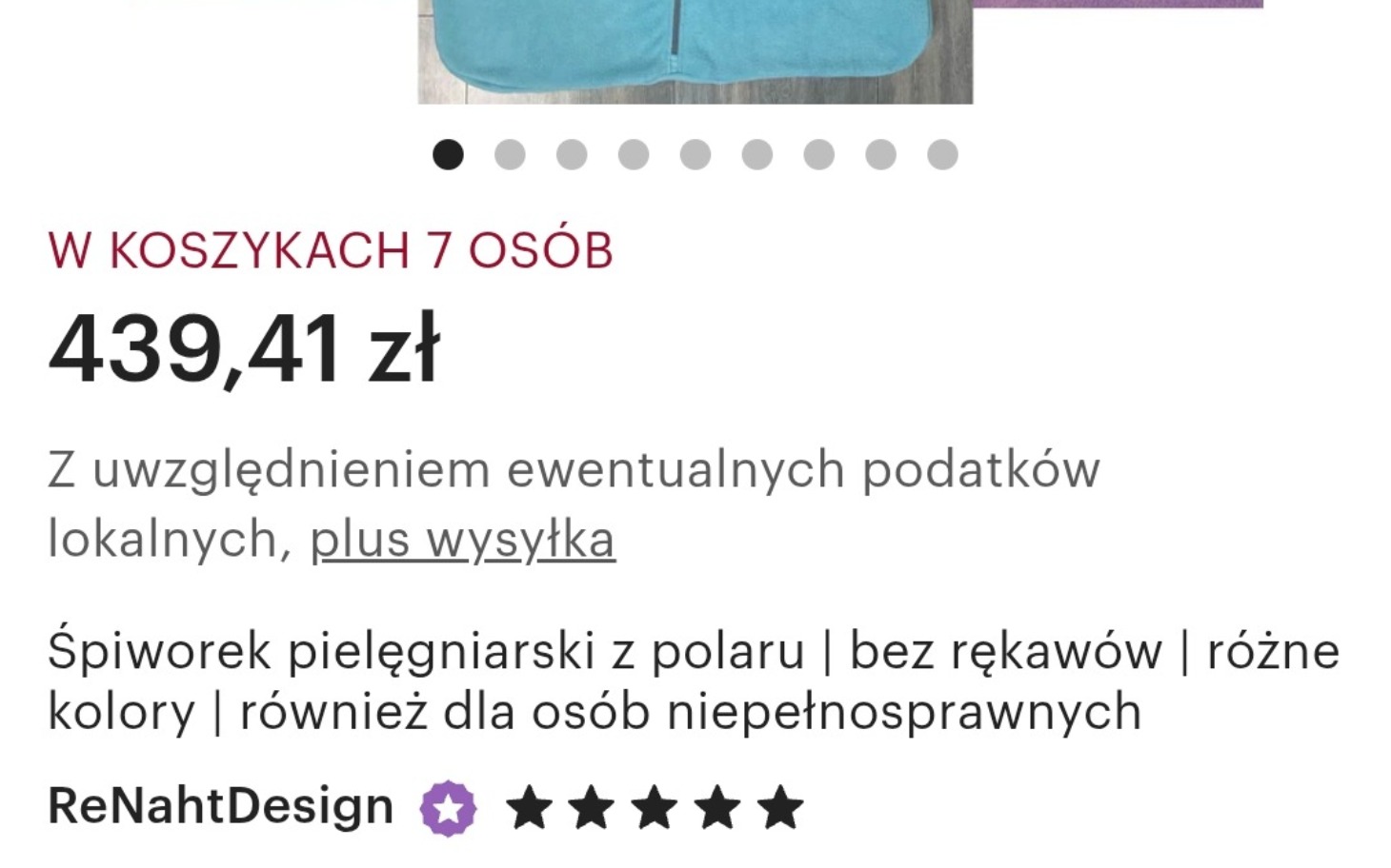 
        Pies na tle zielonego krajobrazu, wśród trawy.
    