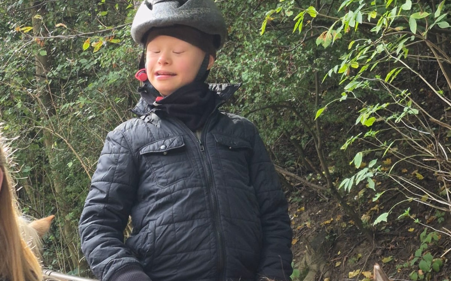 
        Dziecko na koniu, cieszące się jazdą na świeżym powietrzu.
    