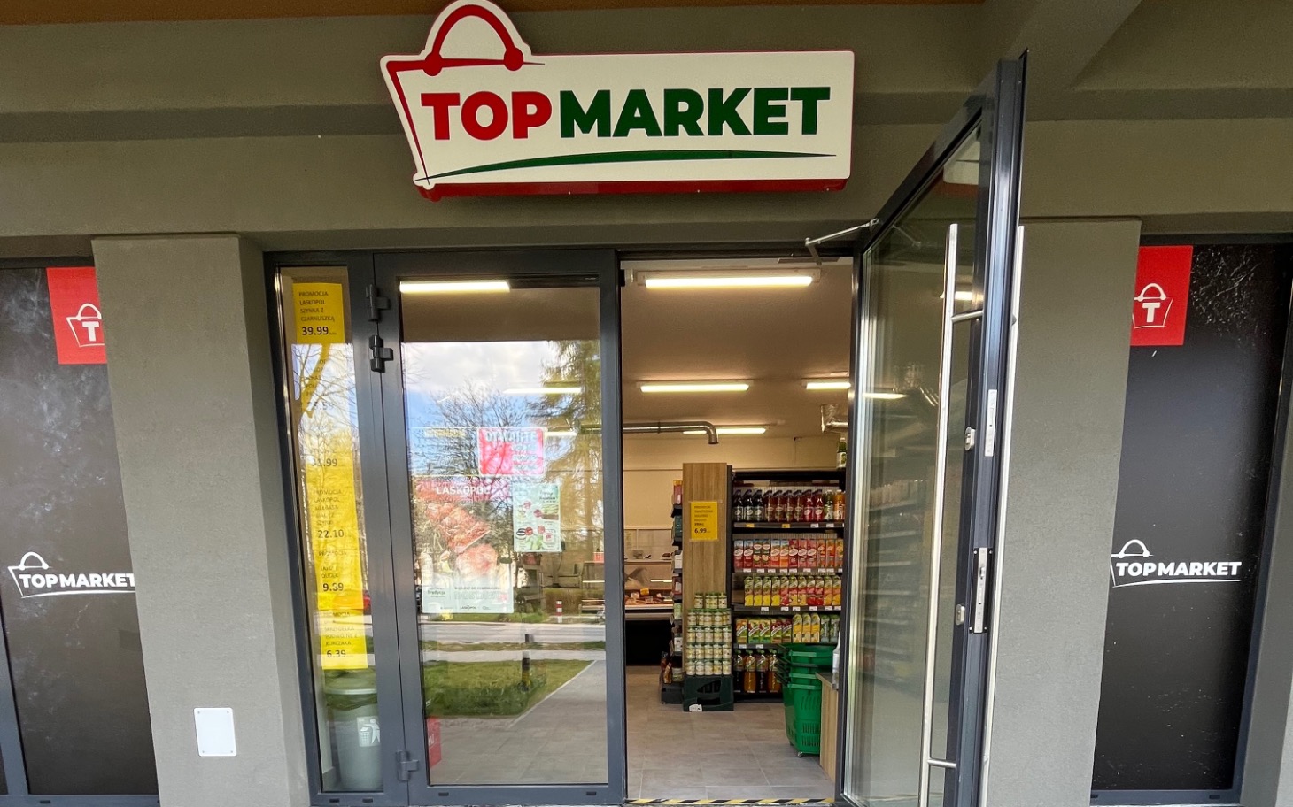 
        Wejście do sklepu TOP MARKET z widokiem na wnętrze.
    