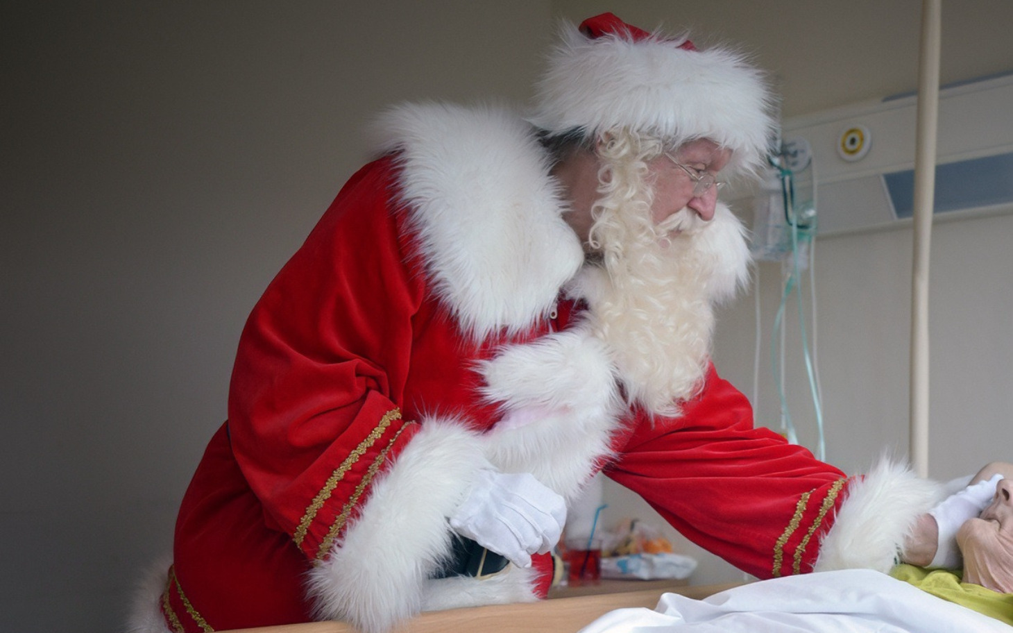 
        Święty Mikołaj odwiedzający pacjenta w szpitalu.
    
