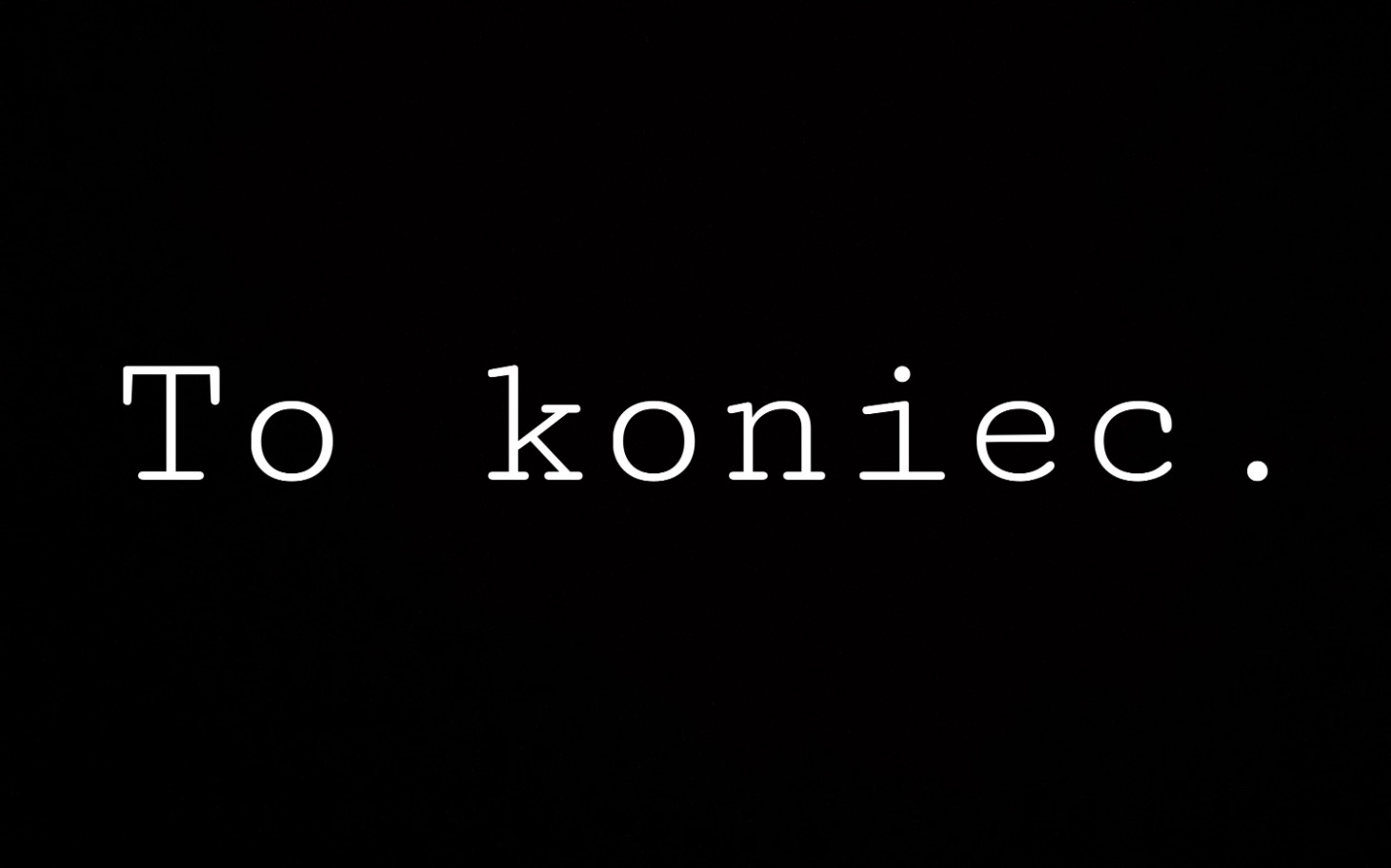 
        Pies jedzący z miski, na podłodze z matą.
    