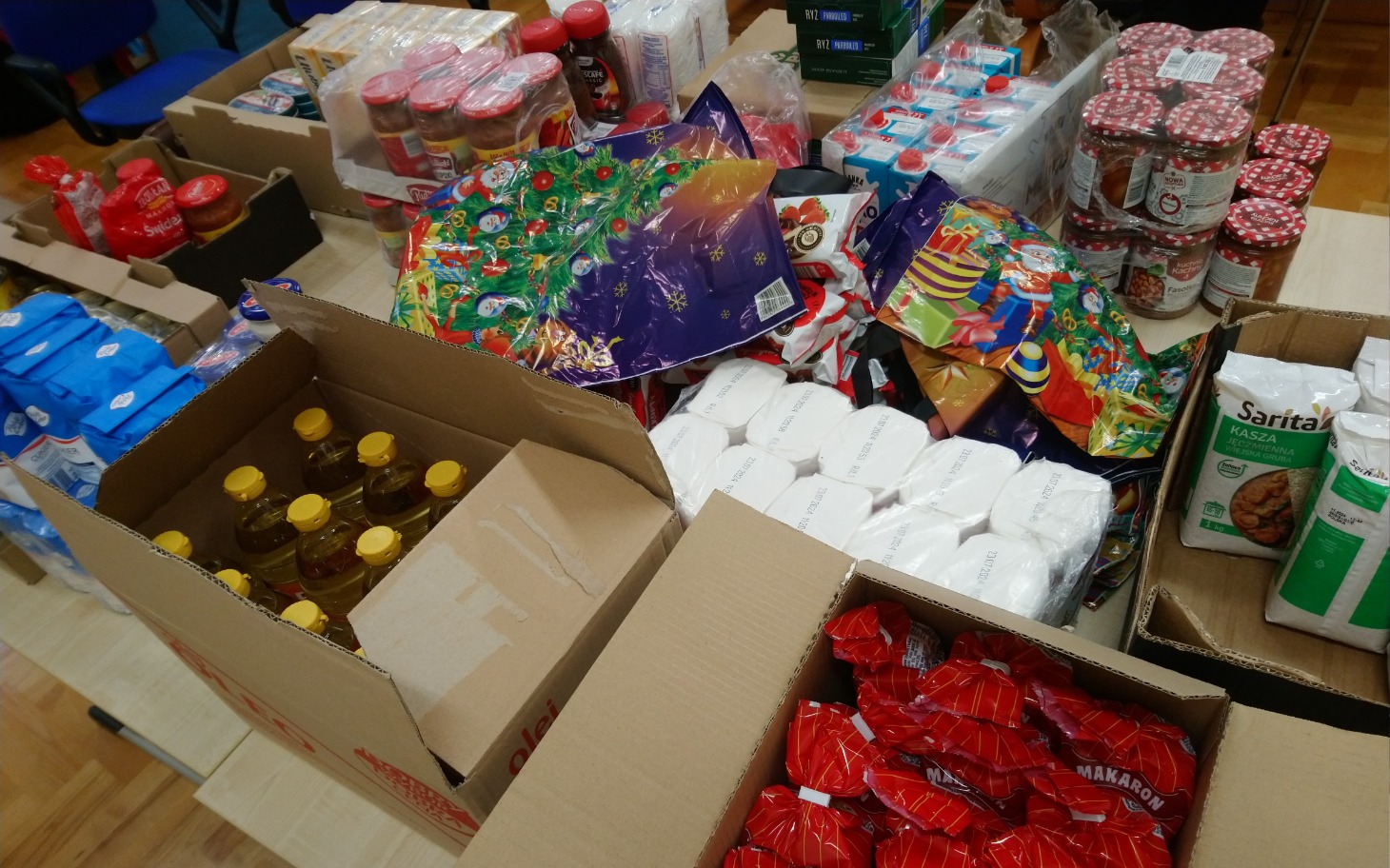 
        Stosy darów i żywności przygotowane do przekazania.
    