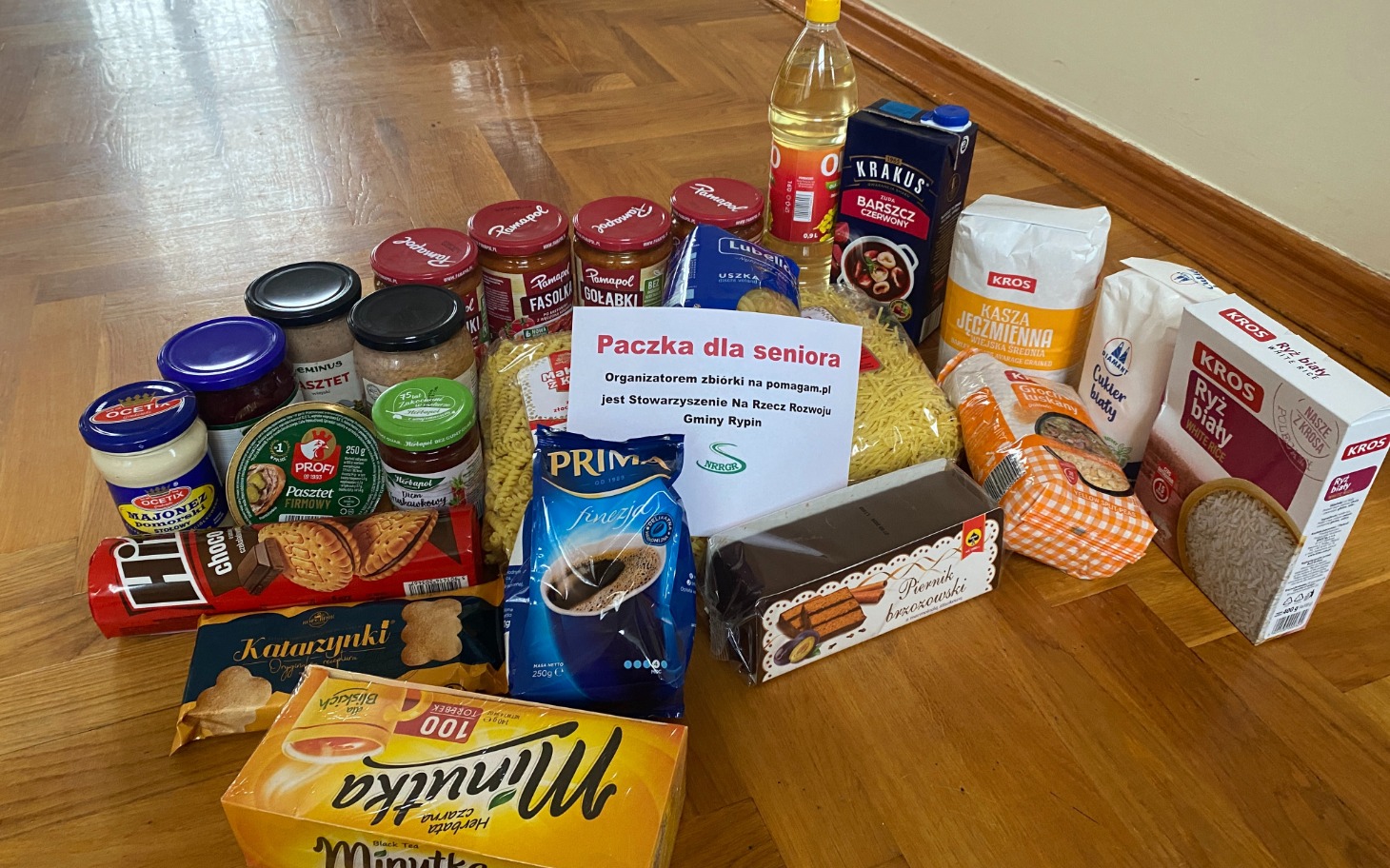 
        Paczka z jedzeniem dla seniora, zawierająca różnorodne produkty spożywcze.
    