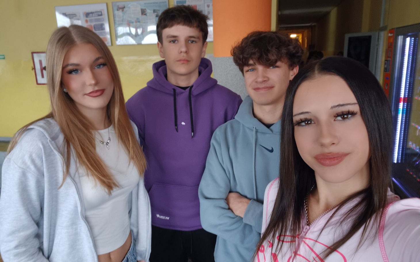 
        Grupa młodych ludzi pozująca do zdjęcia w szkole.
    