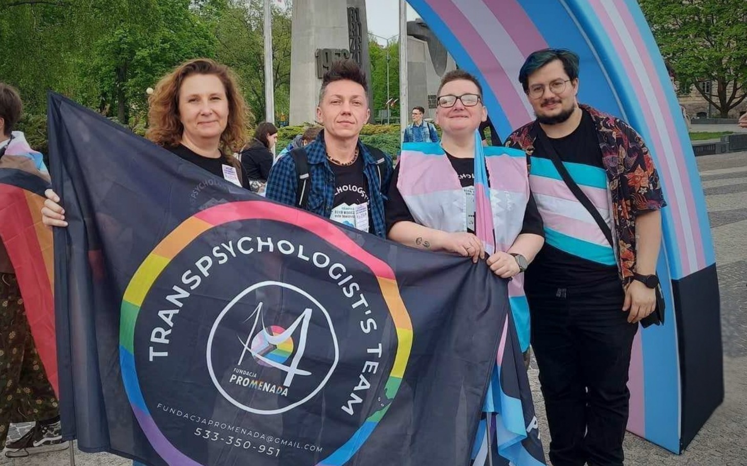 
        Grupa osób z flagą, wspierająca równość i akceptację.
    