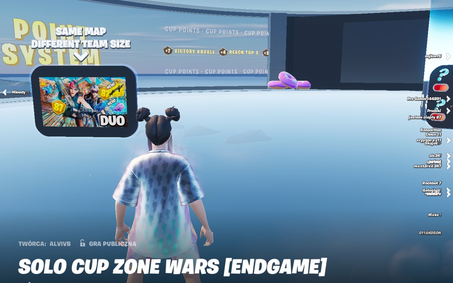 
        Postać w grze wideo na arenie z elementami rywalizacji.
    