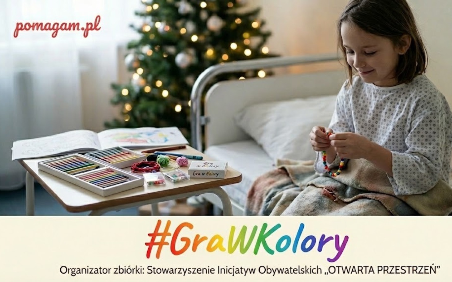 
        Dziewczynka bawi się przy stole, obok choinka.
    