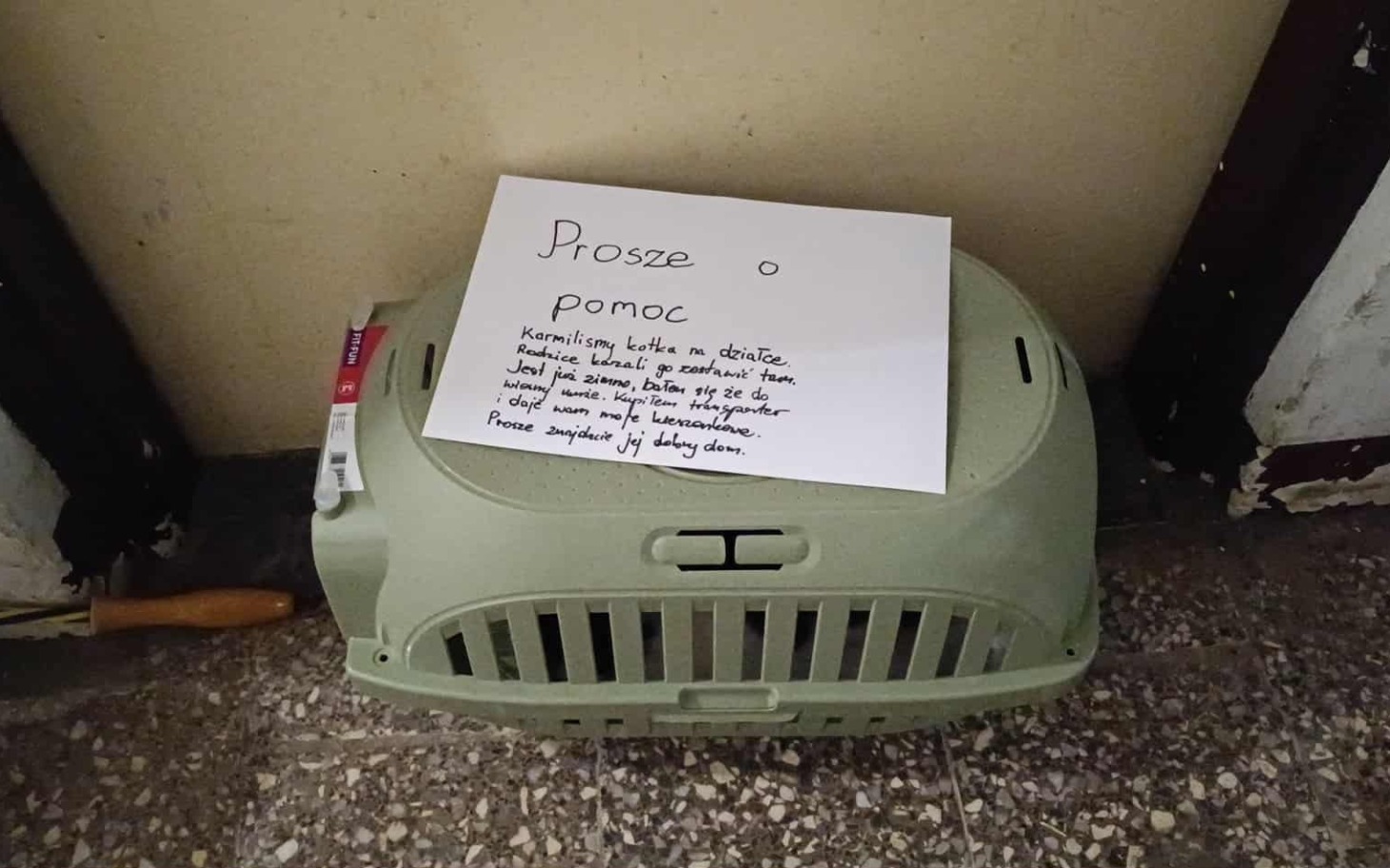 
        Zielona klatka dla zwierząt z prośbą o pomoc.
    