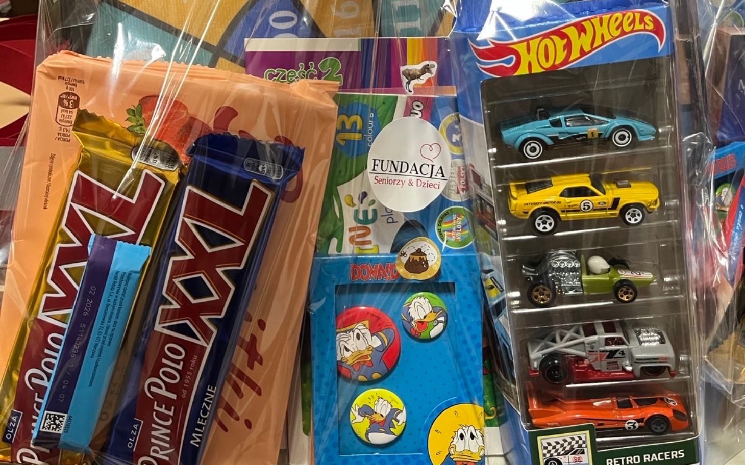 
        Zestaw zabawek i słodyczy dla dzieci, przygotowany przez fundację.
    