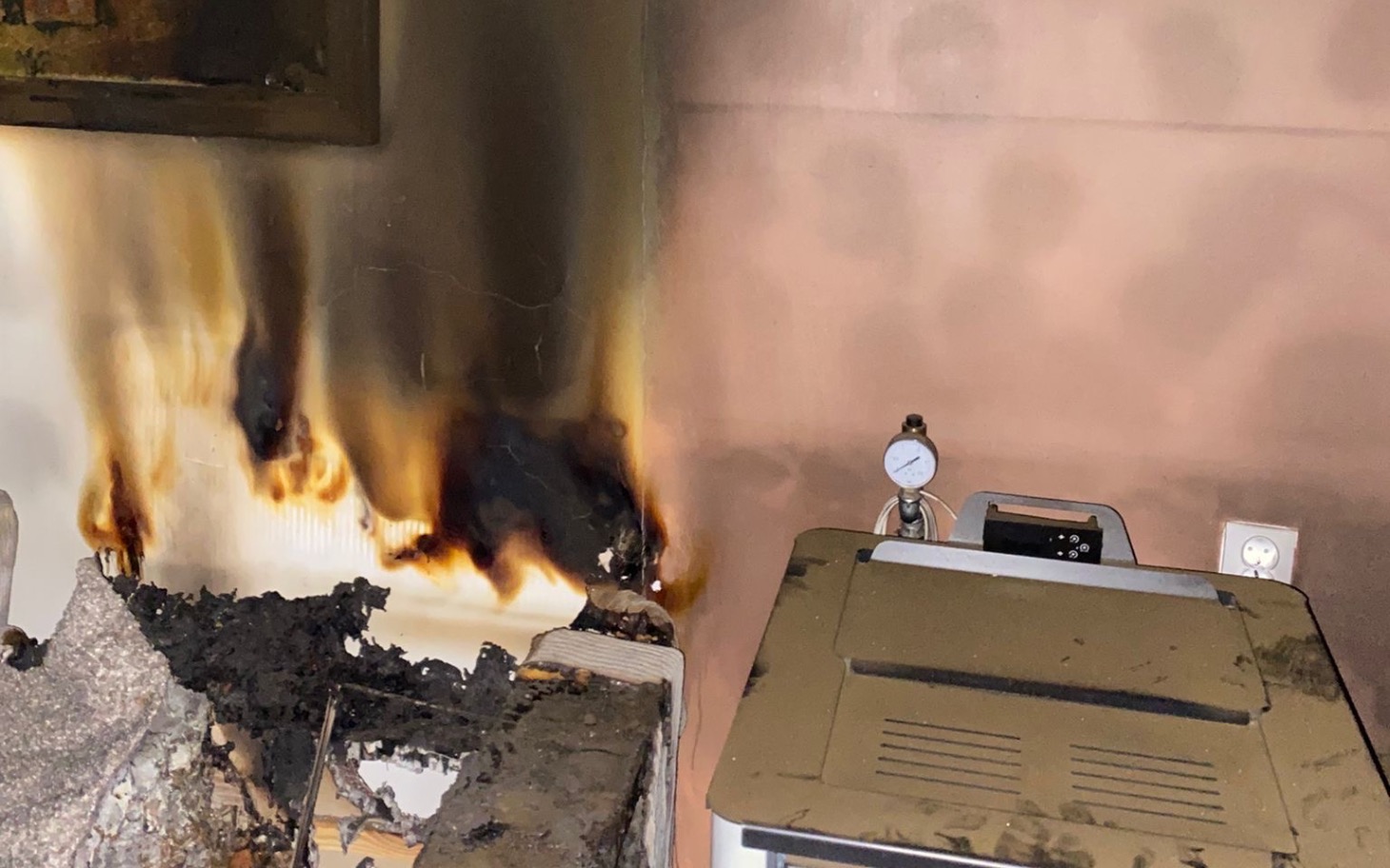 
        Zniszczenia po pożarze w pomieszczeniu biurowym.
    