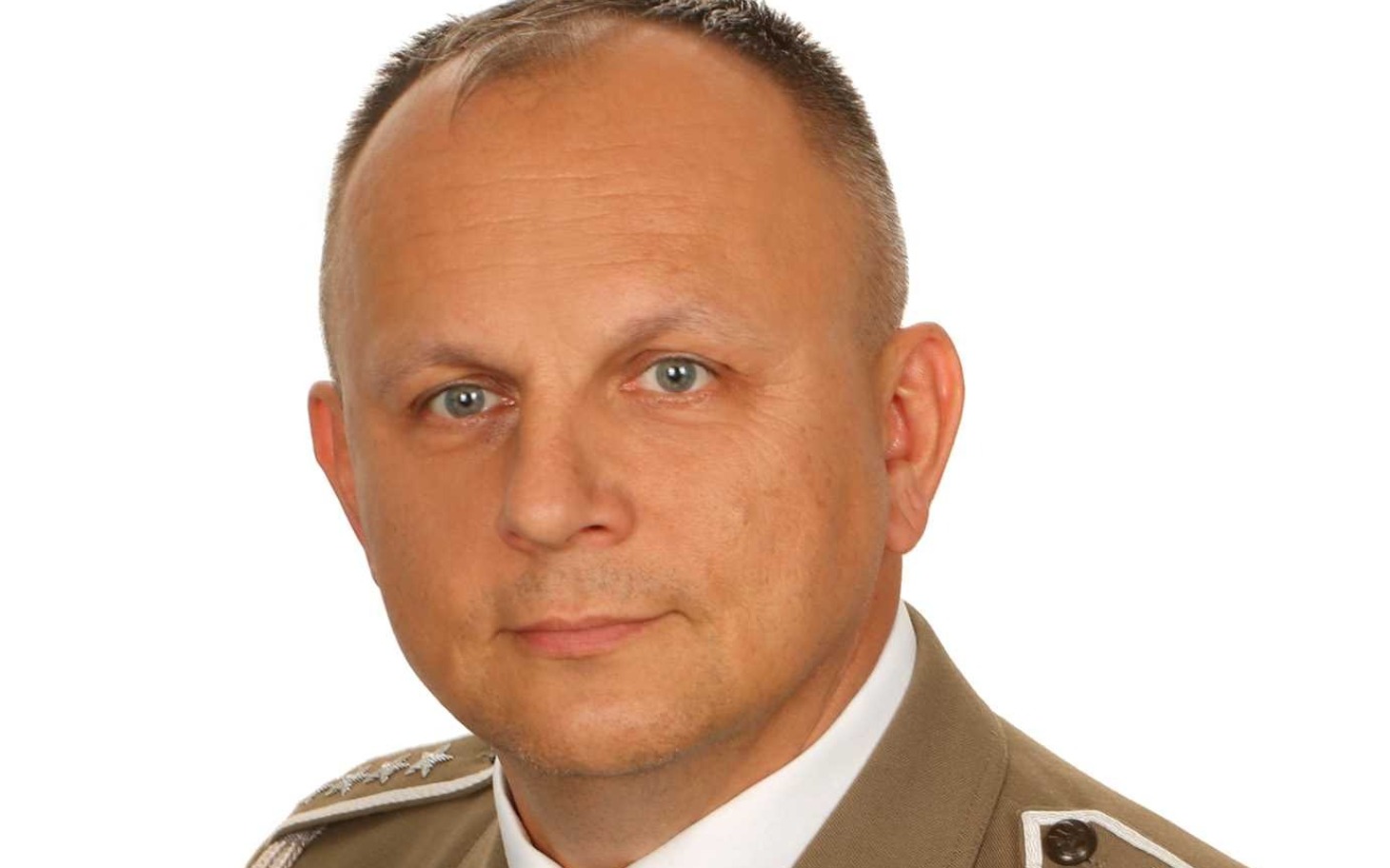 
        Portret mężczyzny w mundurze, z poważnym wyrazem twarzy.
    