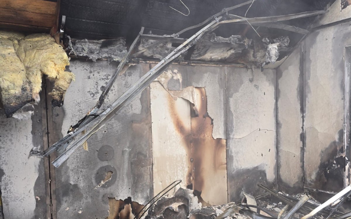 
        Zniszczone wnętrze budynku po pożarze.
    