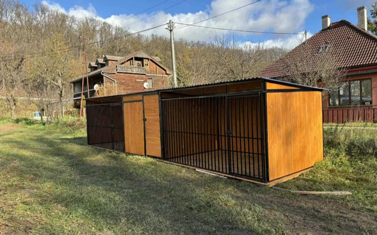 
        Nowoczesna budka dla psów z drewnianą konstrukcją.
    