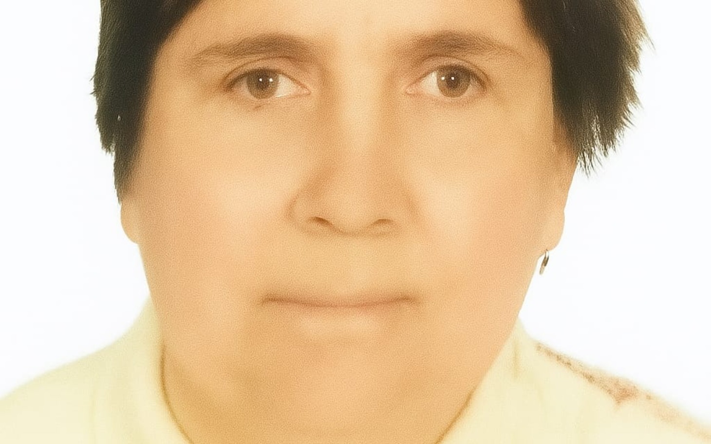 
        Portret kobiety z poważnym wyrazem twarzy.
    