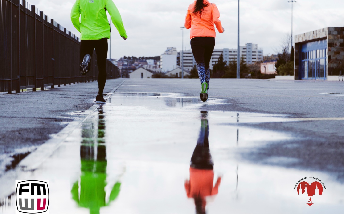 
        Dwie osoby biegające po mokrej nawierzchni.
    