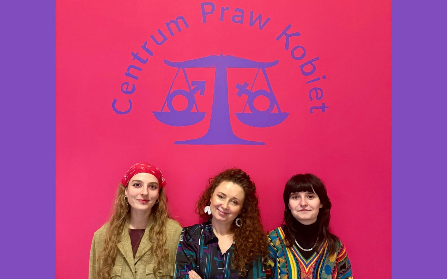 
        Trzy kobiety w Centrum Praw Kobiet, promujące równość płci.
    