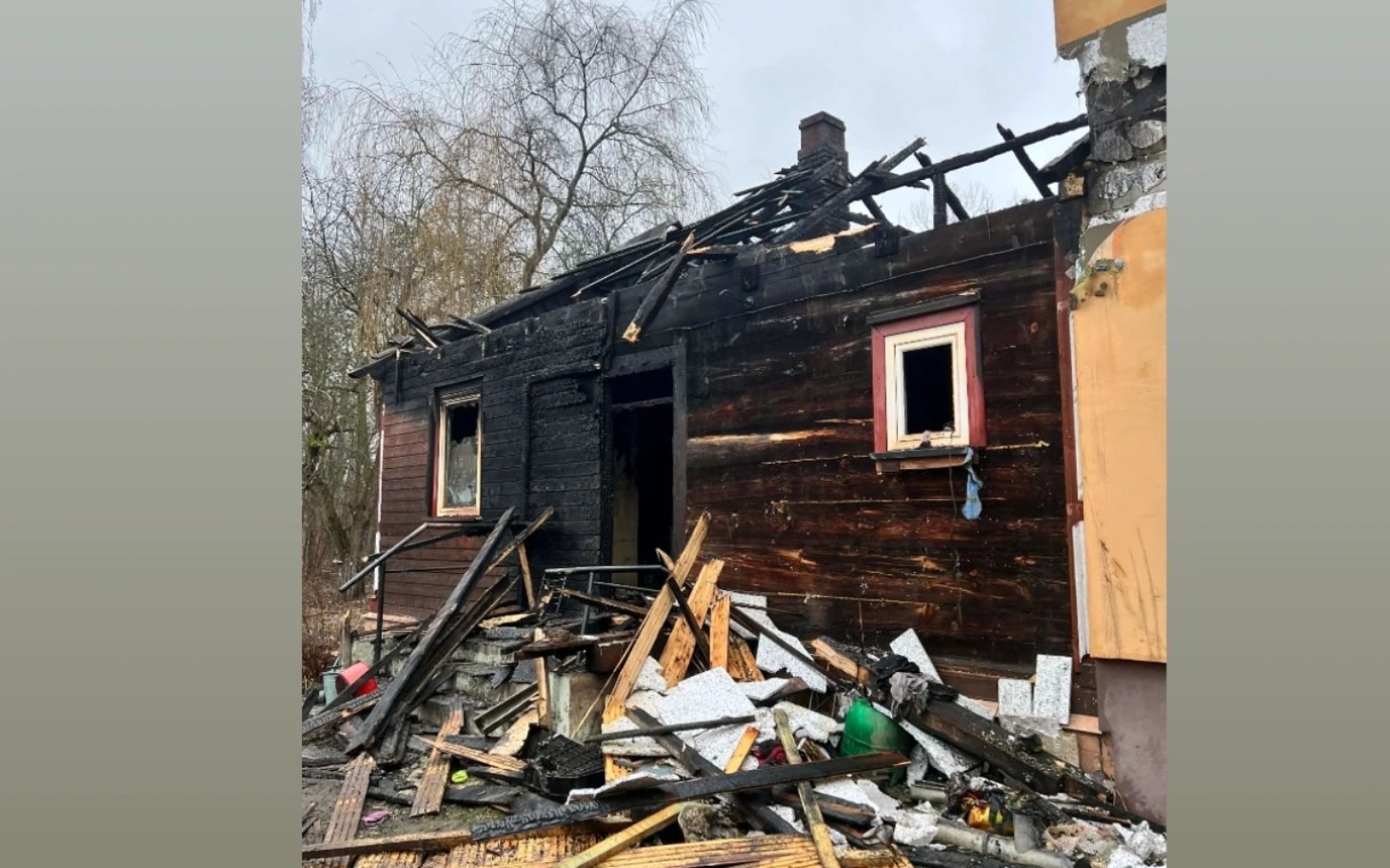 
        Zniszczony dom z uszkodzonym dachem i gruzem wokół.
    