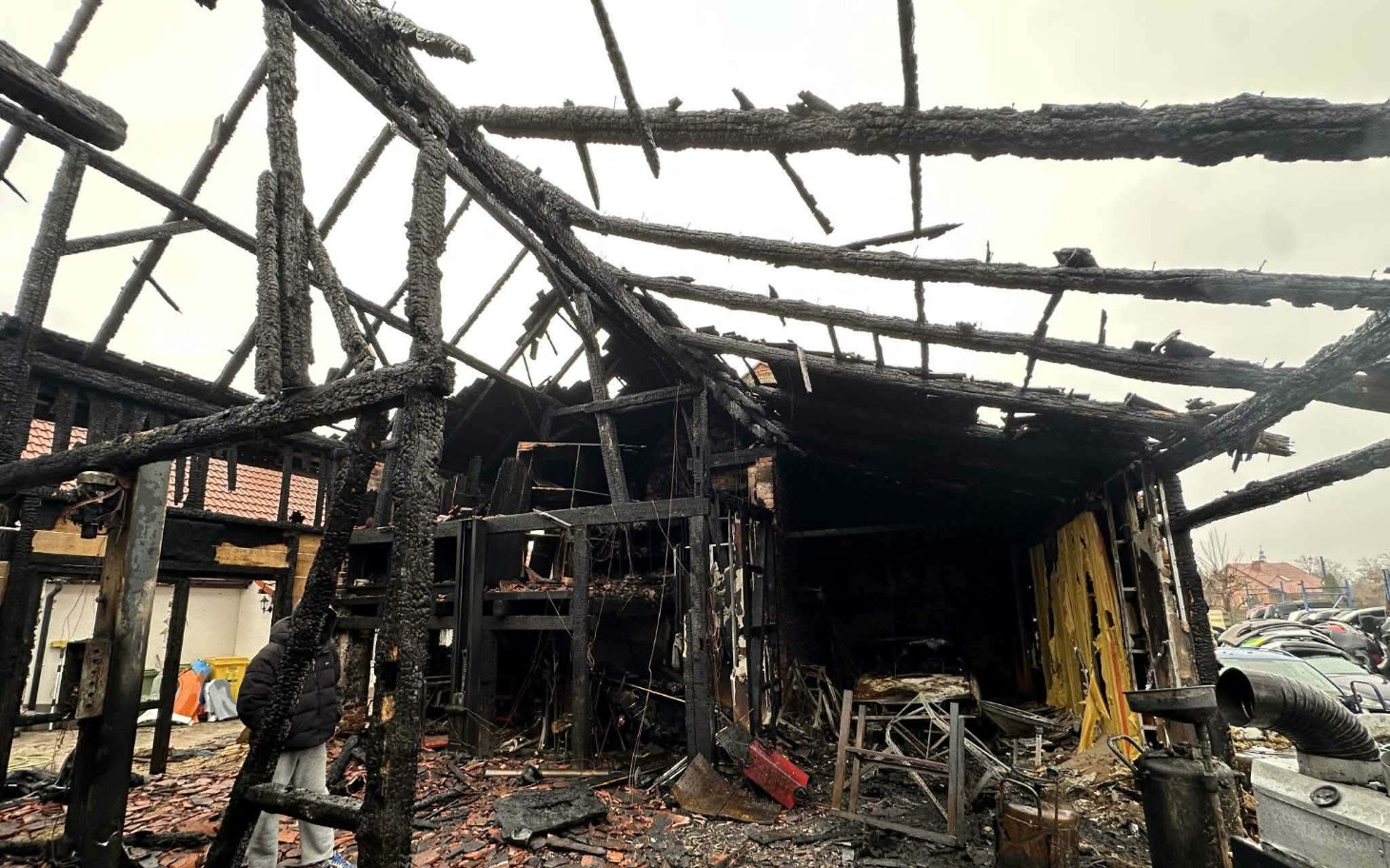 
        Zniszczony budynek po pożarze, z widocznymi zgliszczami.
    