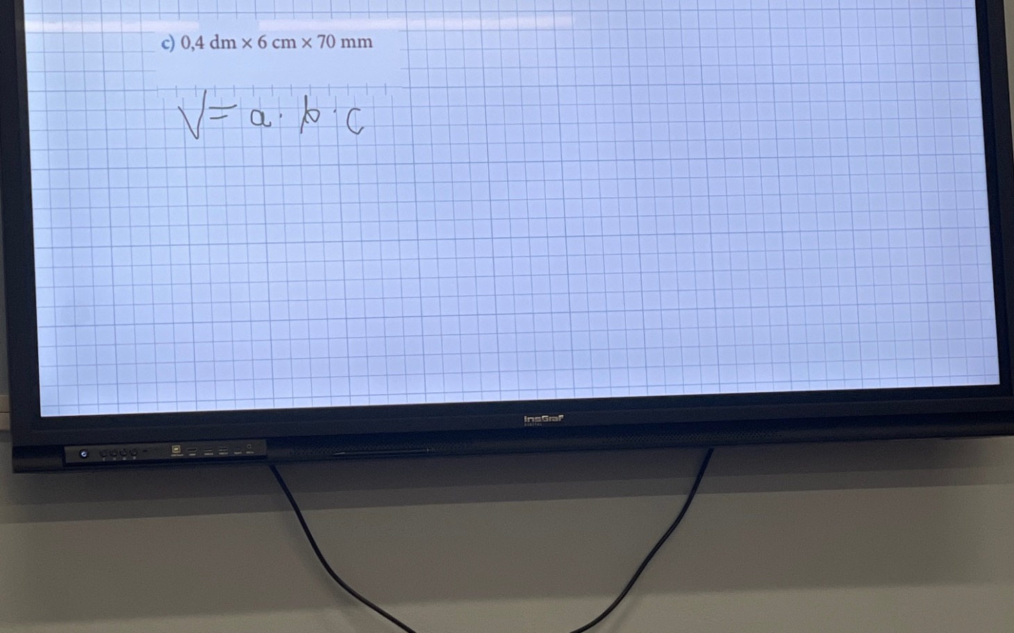 
        Tablica z równaniem matematycznym na lekcji.
    