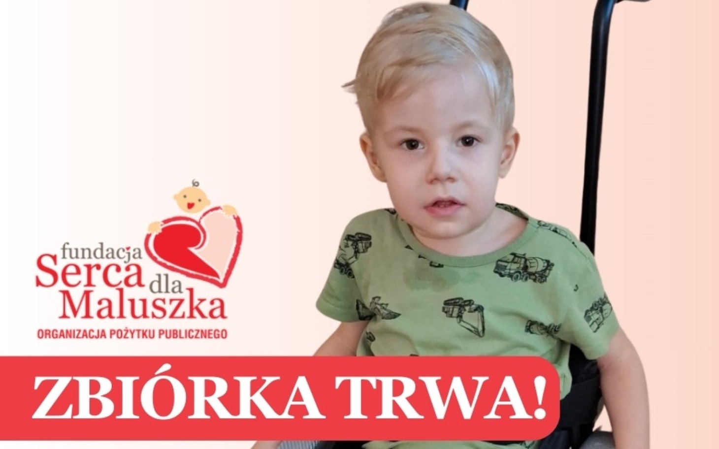 
        Chłopiec w wózku, z napisem o zbiórce funduszy.
    