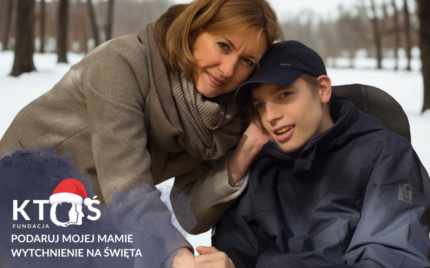 
        Matka z synem w zimowym otoczeniu, chwile pełne miłości.
    