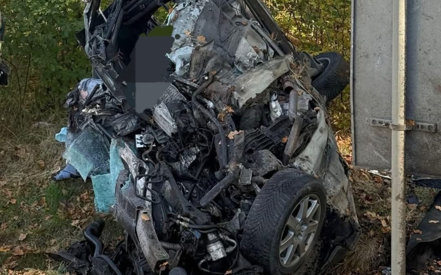 
        Zniszczony samochód po wypadku drogowym.
    