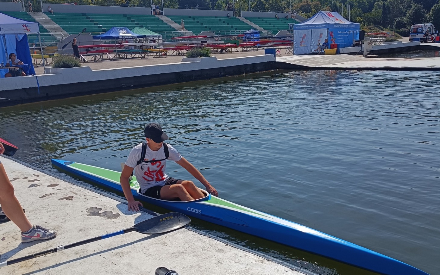 
        Kajakarz przygotowujący się do wypłynięcia na wodę.
    