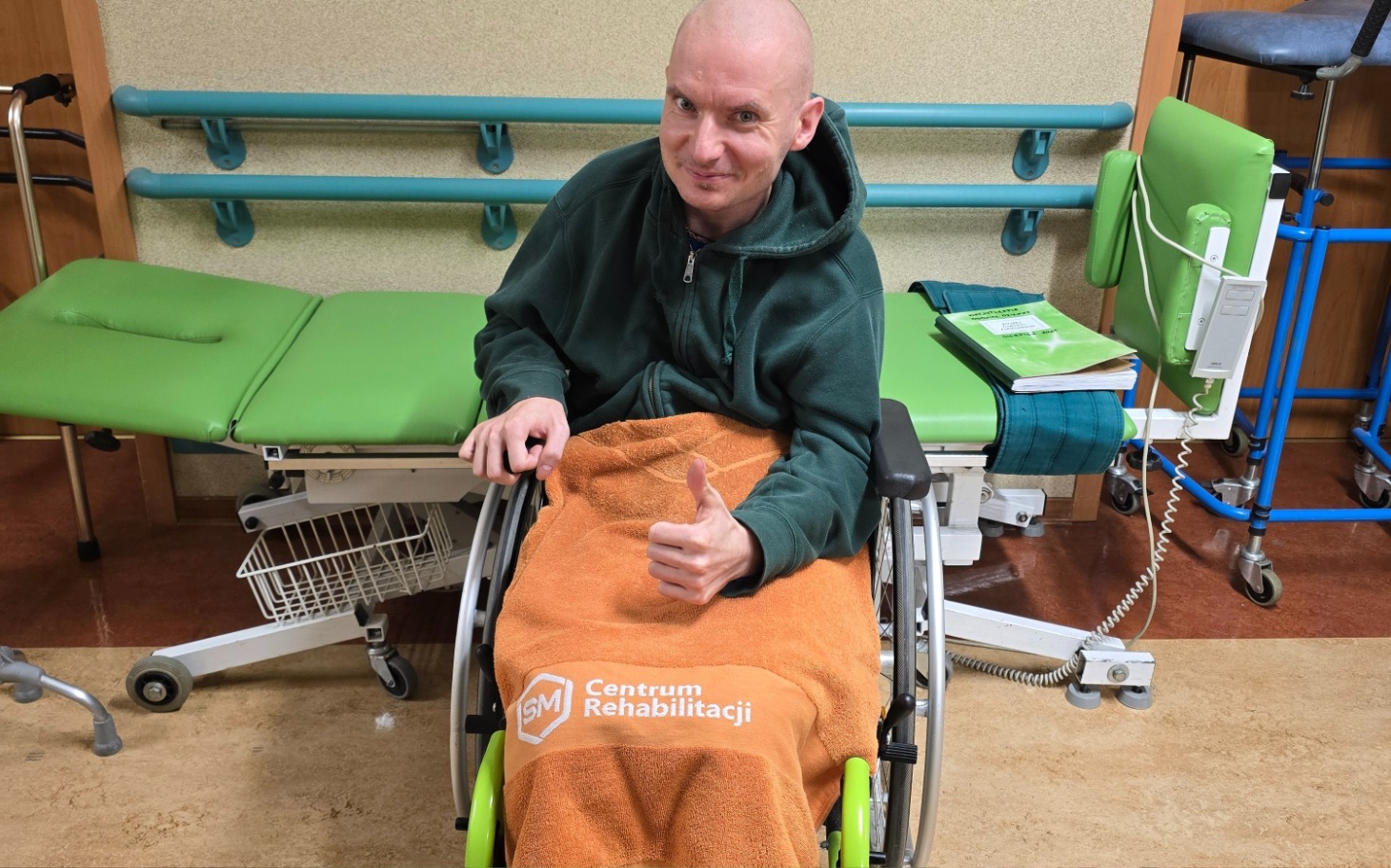 
        Mężczyzna na wózku inwalidzkim w centrum rehabilitacji.
    