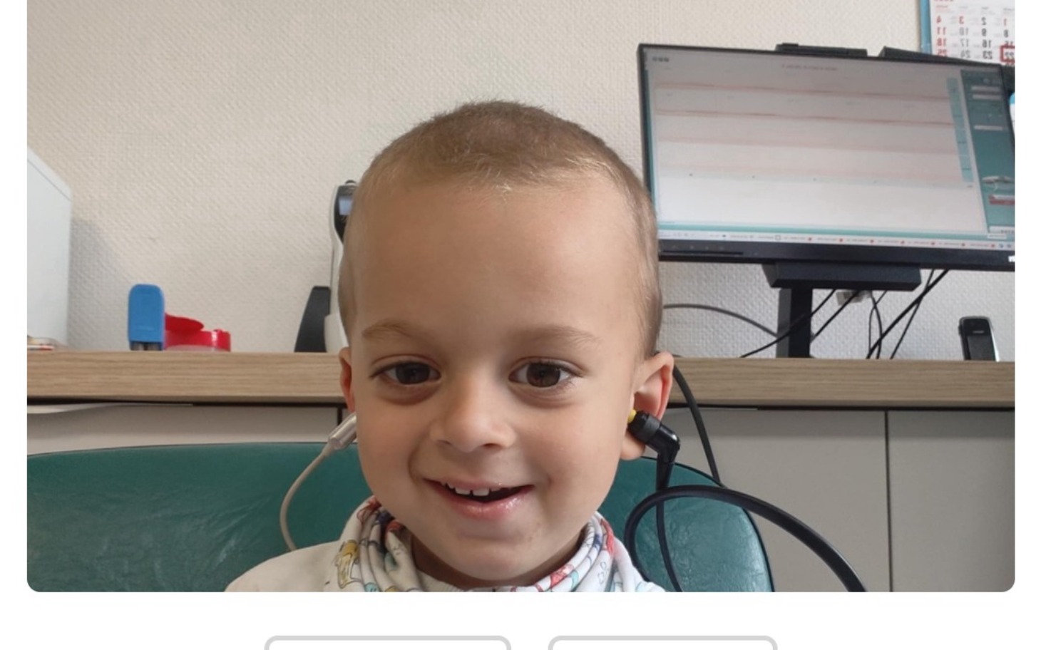 
        Zestaw prezentowy z zabawkami i słodyczami.
    