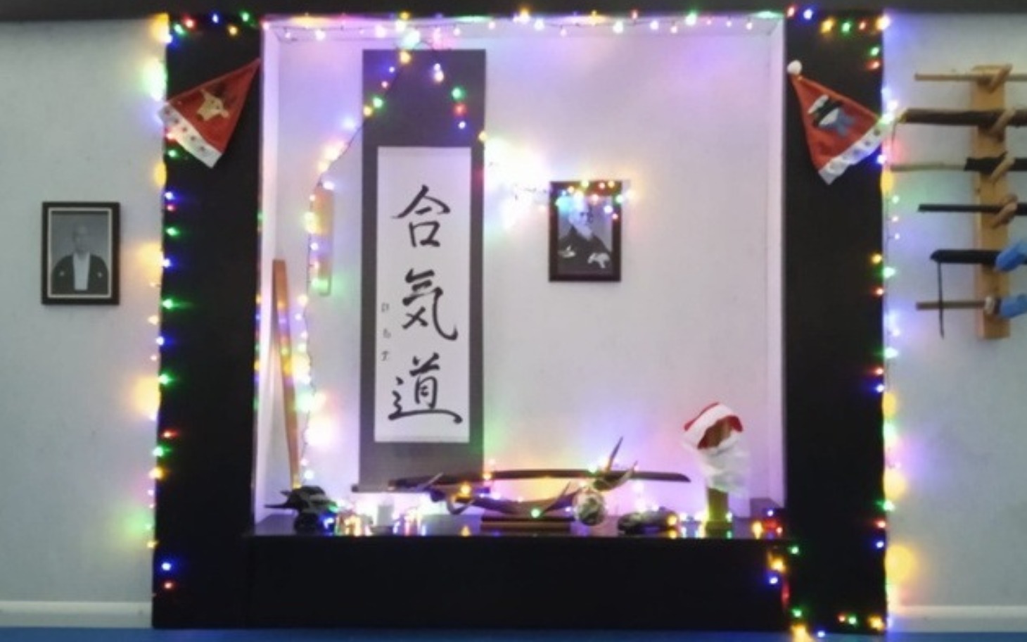 
        Ozdobiona przestrzeń z napisem w języku japońskim i świątecznymi dekoracjami.
    