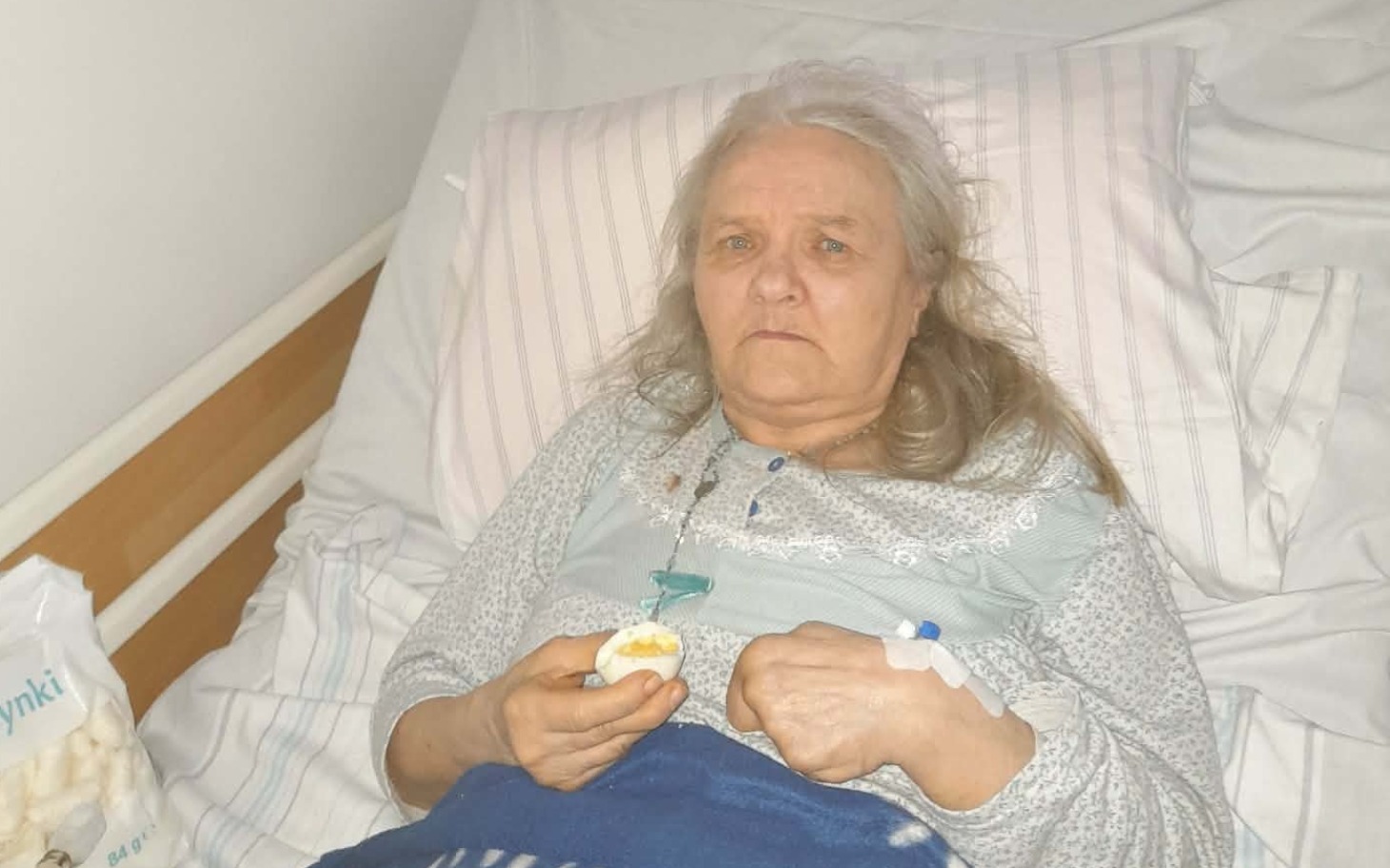 
        Mały piesek, leżący na podłodze w szpitalu.
    