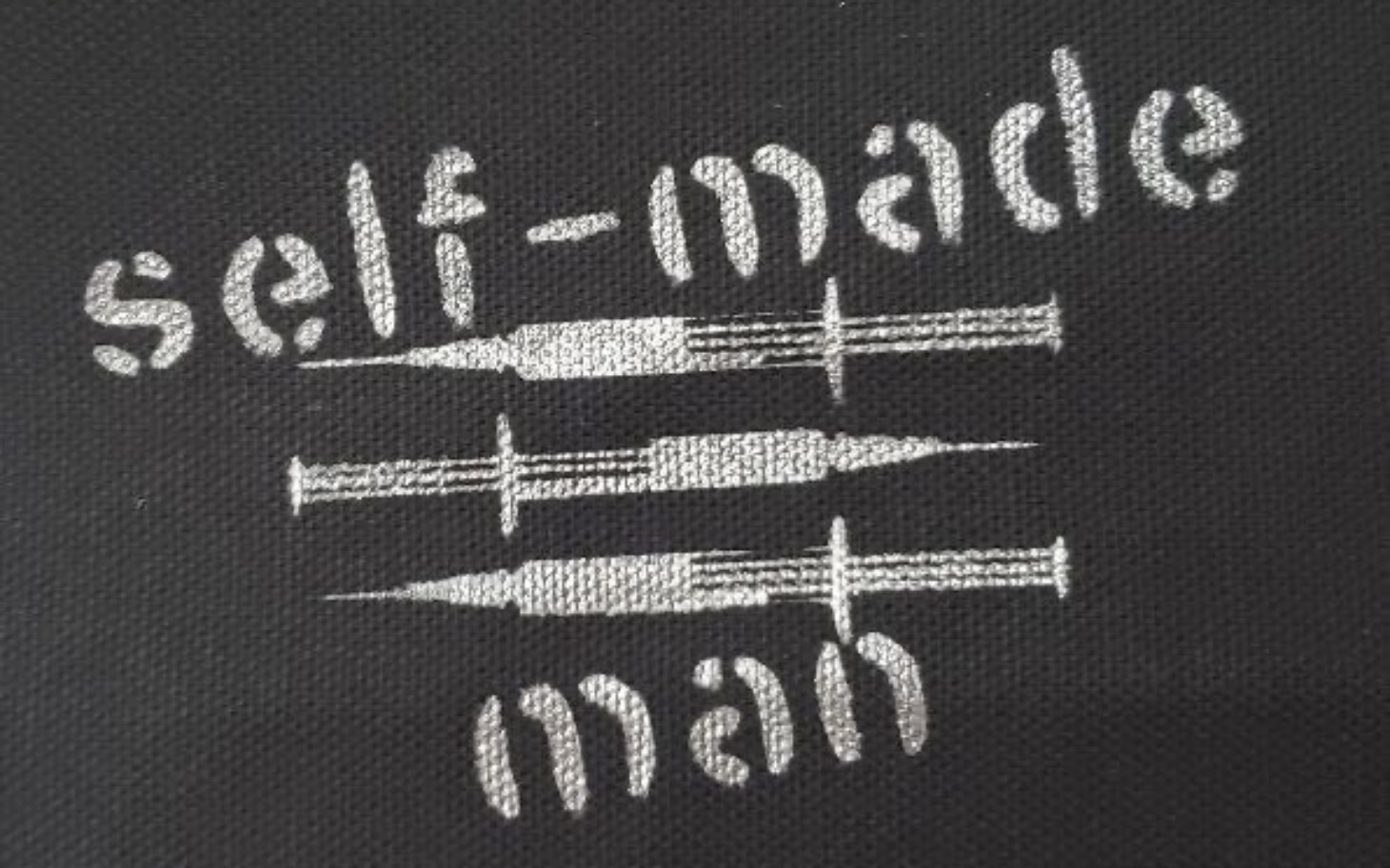 
        Nadruk na torbie z napisem 'self-made man'.
    