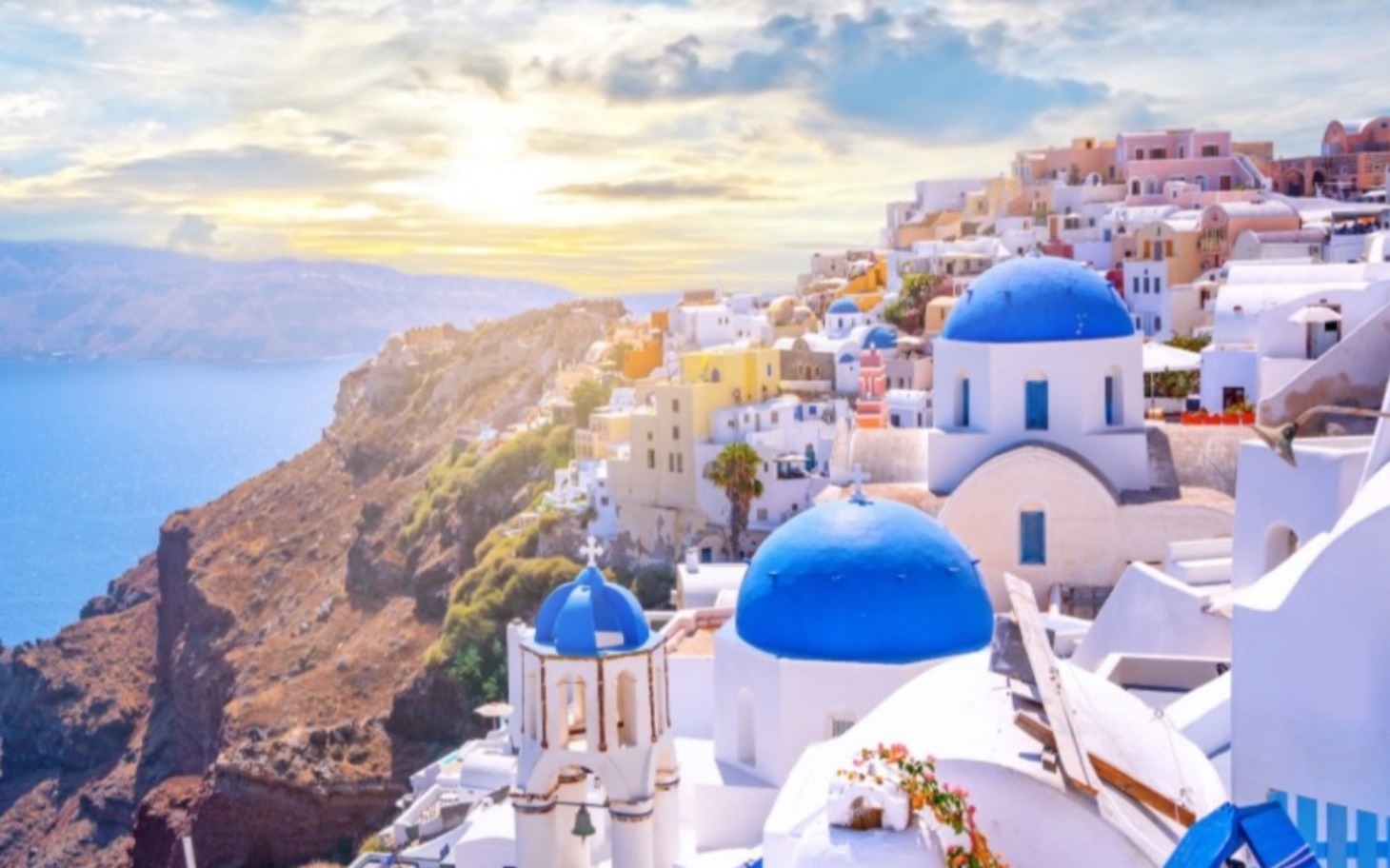 
        Malowniczy widok na Santorini, białe domy z niebieskimi kopułami.
    