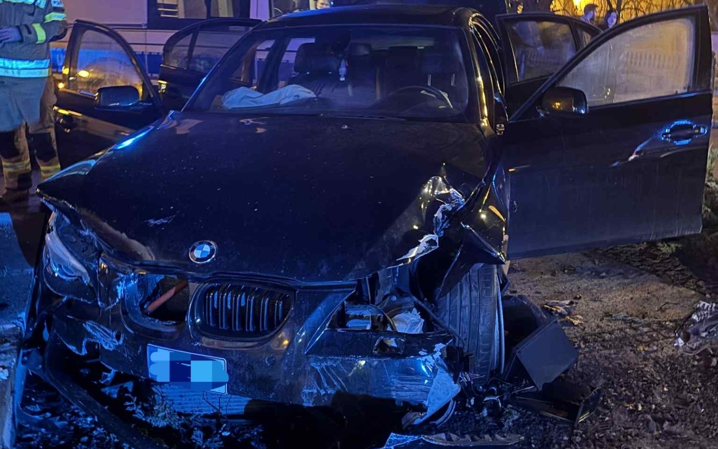 
        Zniszczony samochód po wypadku, z widocznymi uszkodzeniami.
    