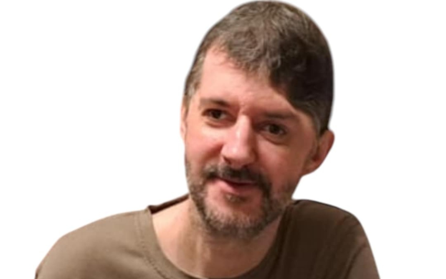 
        Mężczyzna z brodą, uśmiechający się w casualowym stroju.
    