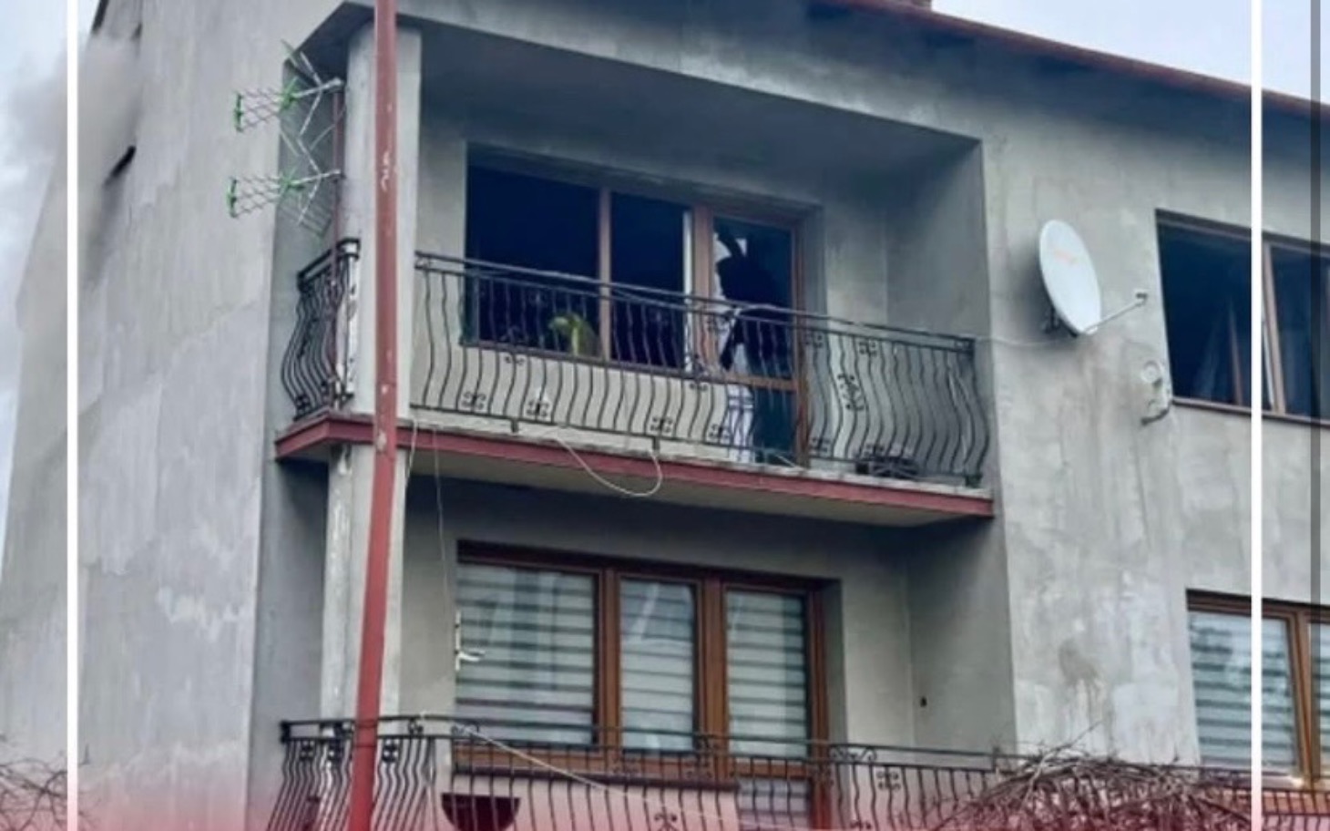 
        Osoba na balkonie, z widokiem na zewnętrzny świat.
    