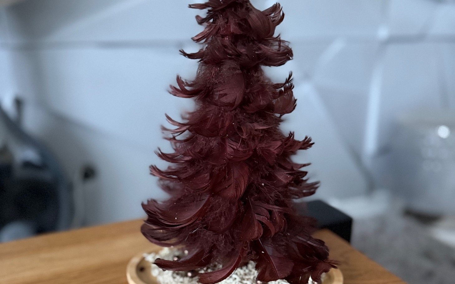 
        Mała choinka z piór w doniczce.
    