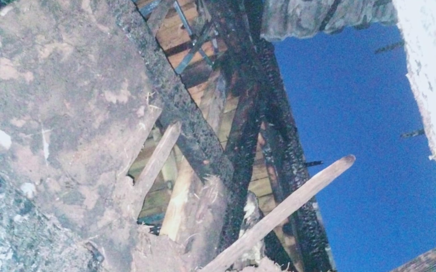 
        Widok zniszczonego wnętrza budynku po pożarze.
    