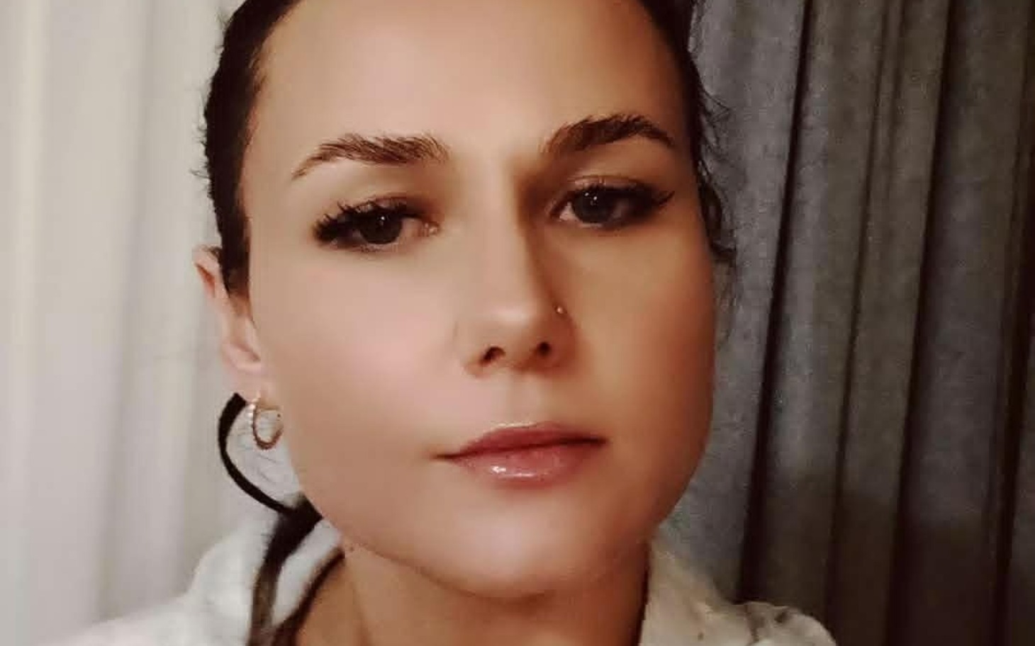 
        Portret kobiety, która patrzy w obiektyw z wyrazem twarzy.
    