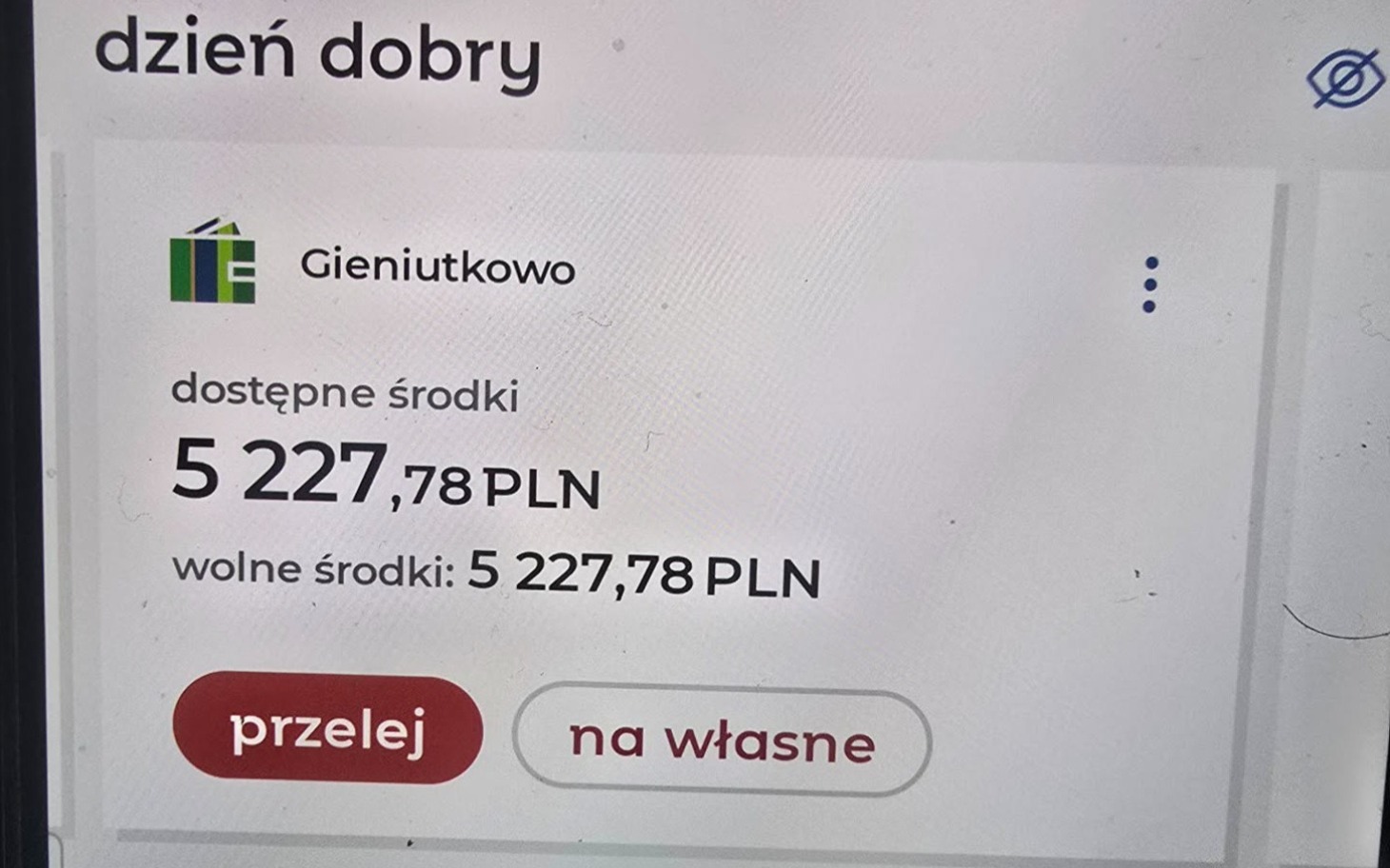 
        Zrzut ekranu z aplikacji bankowej z saldem.
    