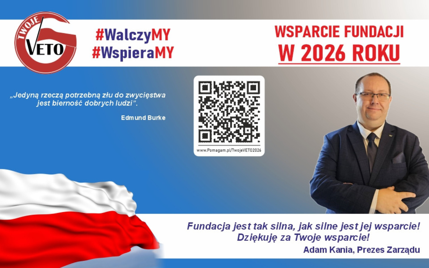 
        Mężczyzna w garniturze z flagą Polski, wspierający fundację.
    