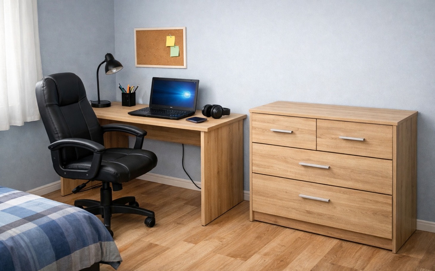 
        Nowoczesne biuro z biurkiem, krzesłem i komputerem.
    