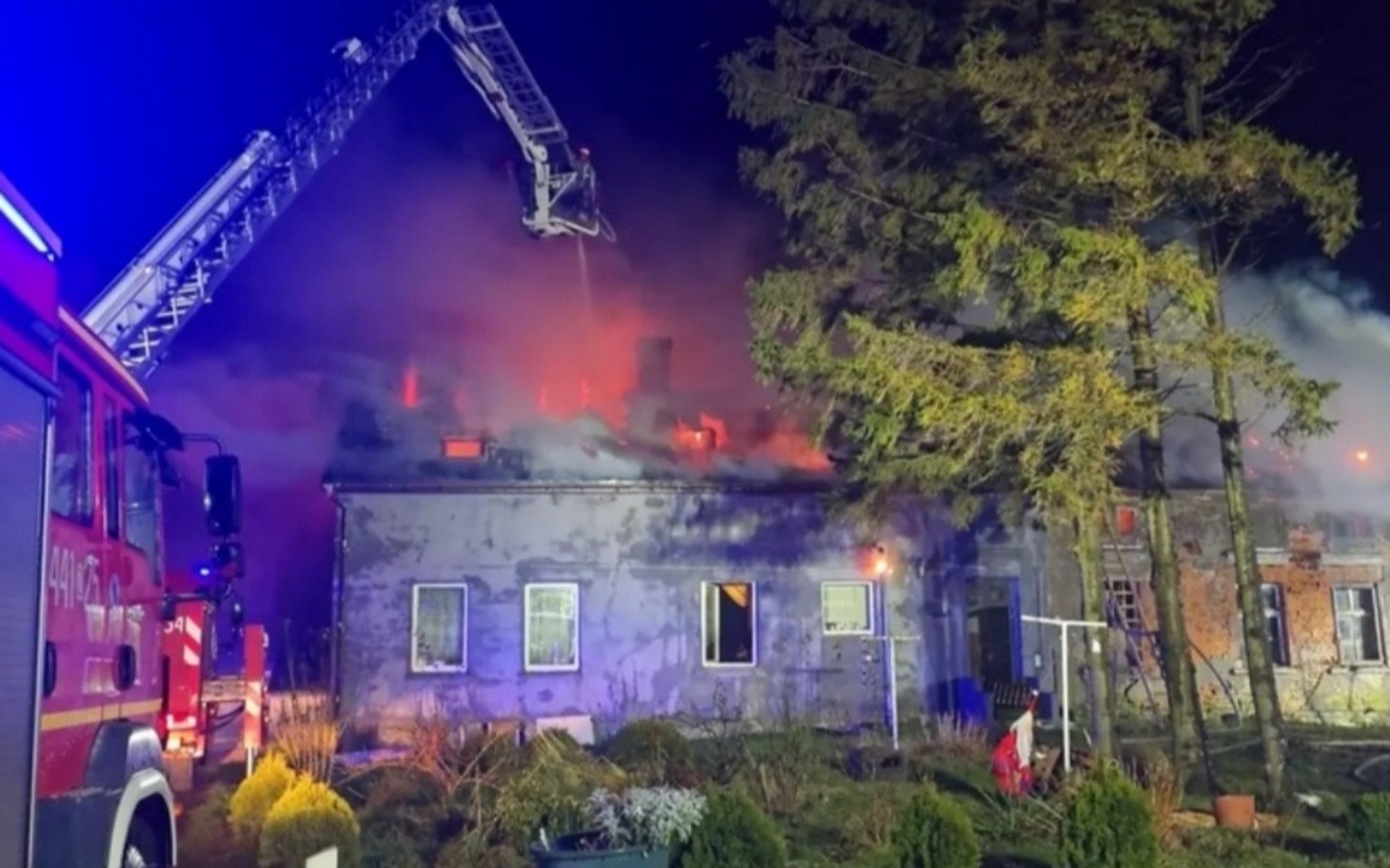 
        Pożar budynku, straż pożarna w akcji, dym i ogień.
    
