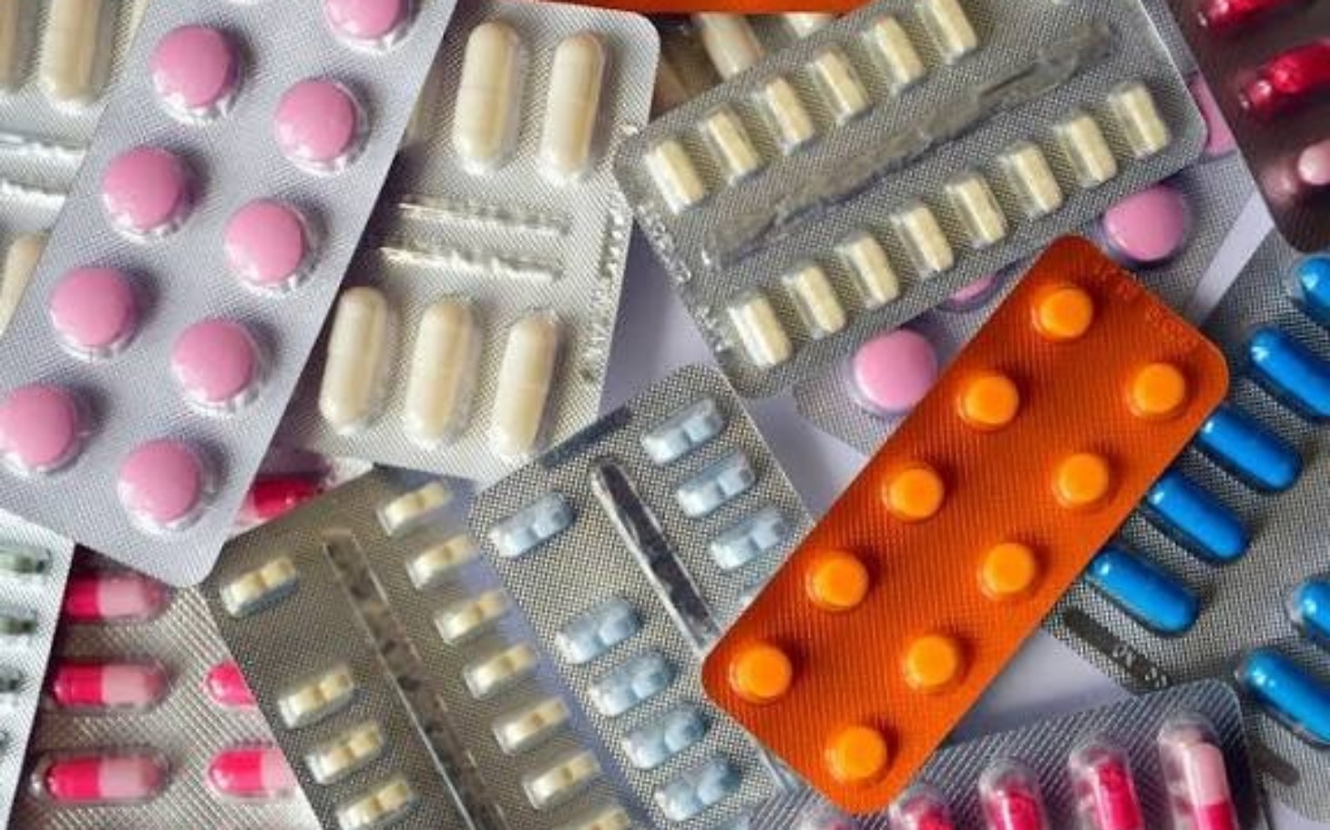 
        Różnorodne leki w blistrach, w różnych kolorach i kształtach.
    