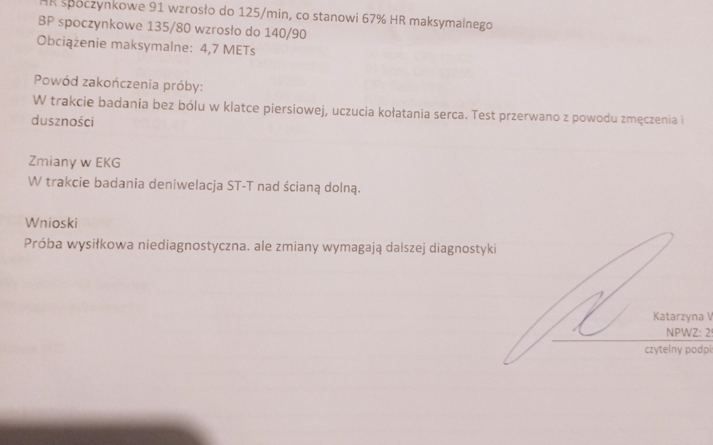 
        Zbliżenie na stronę techniczną urządzenia medycznego lub dokumentu z tekstem
    