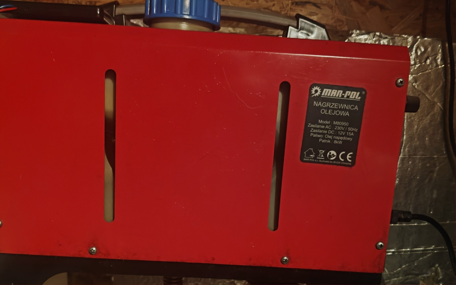 
        Czerwony piec olejowy w pomieszczeniu.
    