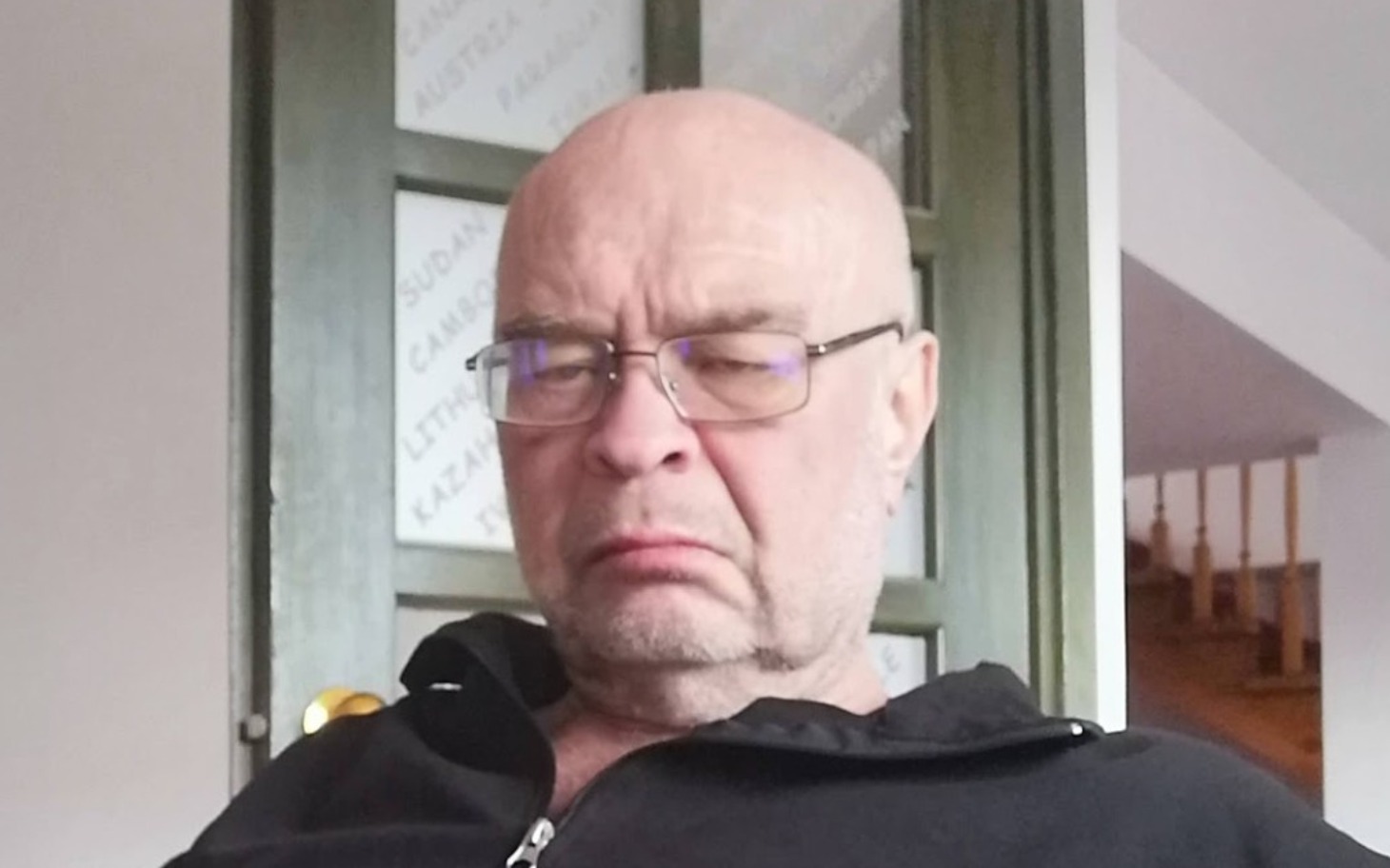 Mężczyzna w okularach, wygląda na zamyślonego.